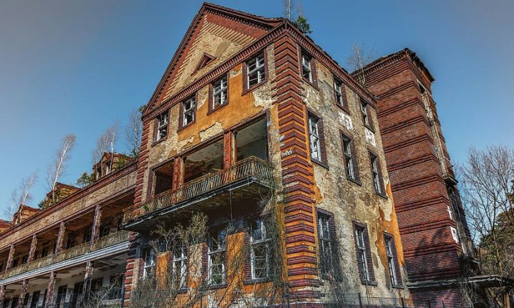 Old building falling down